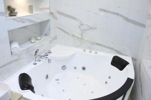 Bilik mandi di Bane Apartmani