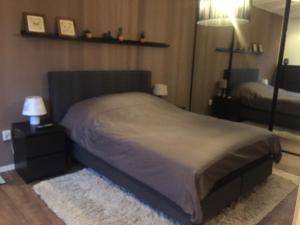 - une chambre avec un lit et un miroir dans l'établissement Rumah kita, bungalow met 2 slaapkamers in het mooie Drenthe, à Erm