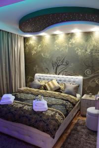 - une chambre avec un grand lit dans l'établissement Bane Apartmani, à Kraljevo