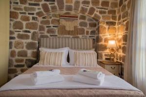 Ένα ή περισσότερα κρεβάτια σε δωμάτιο στο Lithos Residence Poros