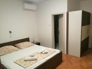 Posteľ alebo postele v izbe v ubytovaní Apartmani Škarić