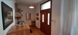 uma sala de estar com um corredor com uma janela e uma porta em Genio em Bolonha
