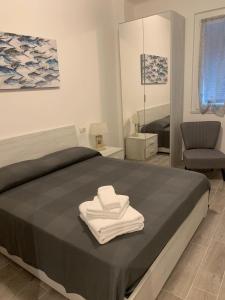 um quarto com uma cama com duas toalhas em Affittacamere Vallesanta em Levanto