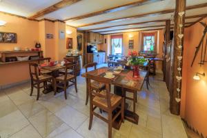 a kitchen and dining room with a table and chairs at Relais du Paradis Chambres d'Hôtes in Introd