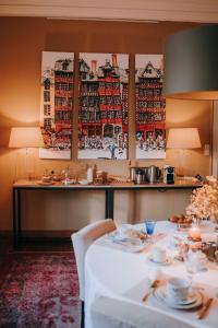 une salle à manger avec deux tables et des nappes blanches dans l'établissement Castel Jolly, à Rennes