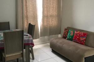 un salon avec un canapé et une table dans l'établissement BrunoApartamentos Recife - Boa Vista - Apt 1203 (temporada), à Récife