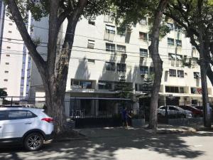une voiture blanche garée devant un immeuble dans l'établissement BrunoApartamentos Recife - Boa Vista - Apt 1203 (temporada), à Récife