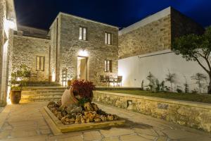 A garden outside Agarathos Deluxe Homes - Kaliviani -On the road to Balos