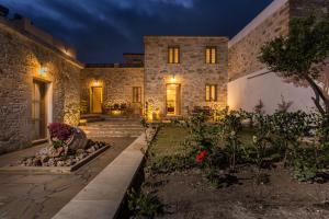 A garden outside Agarathos Deluxe Homes - Kaliviani -On the road to Balos