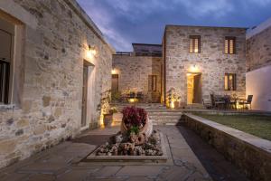 A garden outside Agarathos Deluxe Homes - Kaliviani -On the road to Balos