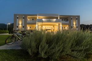 ein Gebäude, vor dem Fahrräder geparkt sind in der Unterkunft Olivista Hotel in Perdika