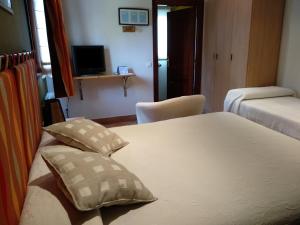 A bed or beds in a room at Pension zelaigane