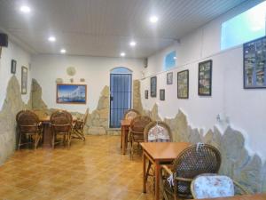 un comedor con mesas, sillas y una pared en Frankfurt Hotel, en Antalya