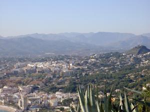 a view of a city with mountains in the background at Apartamento Familiar in Balcon del Mar