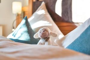 een knuffeldier op een bed bij Landhaus Florian in Bodenmais +19 foto's