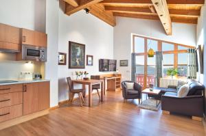 cocina y sala de estar con sofá y mesa en Landhaus Florian, en Bodenmais