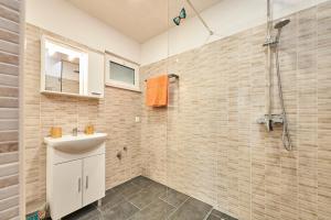 Kúpeľňa v ubytovaní Studio apartment Bašćan + 9 fotografií