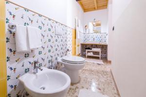 トリカーゼにあるB&B Casa Proboのバスルーム(トイレ、洗面台付)