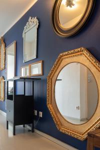 pared azul con espejo y tocador en Seesterne Residenz, en Constanza