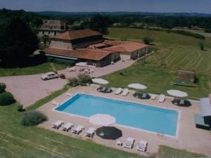Bazén v ubytování Domaine de Granval Chambres d'Hôtes nebo v jeho okolí