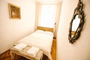 ein kleines Schlafzimmer mit einem Bett und einem Spiegel in der Unterkunft Apartament Stefan in Cluj-Napoca