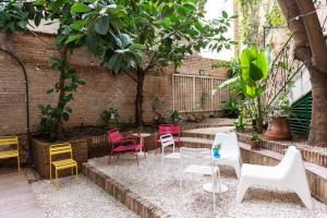 - un groupe de chaises et de tables dans une cour dans l'établissement ABCyou Bed&Breakfast, à Valence