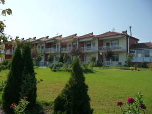 a view of the courtyard of a resort at Daniel Studios in Kallithea Halkidikis