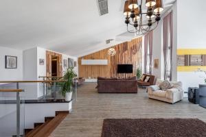 ein Wohnzimmer mit einem Sofa und einem TV in der Unterkunft A50 Cape Town Penthouse - Silver Mountain in Poiana Brașov