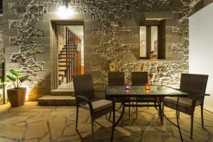 A seating area at Agarathos Deluxe Homes - Kaliviani -On the road to Balos