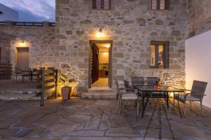 A seating area at Agarathos Deluxe Homes - Kaliviani -On the road to Balos