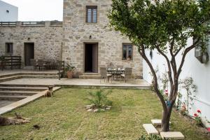 A garden outside Agarathos Deluxe Homes - Kaliviani -On the road to Balos
