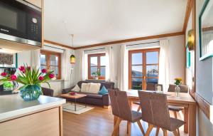 cocina y sala de estar con mesa y sillas en Landhaus Florian, en Bodenmais