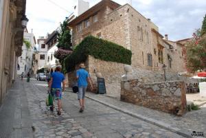 Un paio di persone che camminano per strada di La Casita - centro histórico y playa a Sitges
