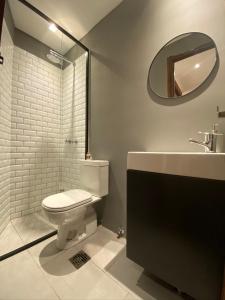 bagno con servizi igienici, lavandino e specchio di Buenos Aires Downtown Experiencie #BAExp09 a Buenos Aires