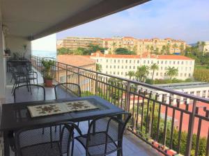 d'un balcon avec une table et des chaises et une vue. dans l'établissement Appartement F3 vue mer et croisette, à Cannes