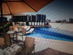 a large swimming pool on the roof of a building at CULLINAN Brasilia flat particular em Hotel junto ao Shopping in Brasília