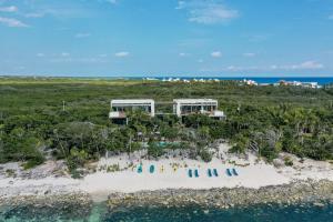 una vista aérea de un complejo en la playa en Tulsayab luxury development, en Tulum