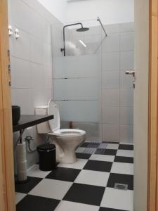 La salle de bains est pourvue de toilettes et d'un sol en damier noir et blanc. dans l'établissement Two-Bedrooms Apartment in Center of Rethymno, à Réthymnon