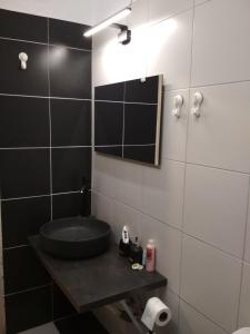 La salle de bains est pourvue d'un lavabo et d'un miroir. dans l'établissement Two-Bedrooms Apartment in Center of Rethymno, à Réthymnon