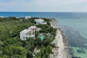 uma vista aérea de uma casa na praia em Tulsayab luxury development em Tulum