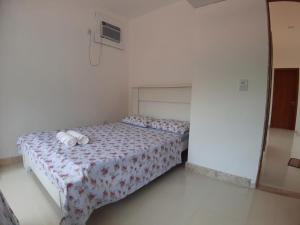 Säng eller sängar i ett rum på Flats Setiba - Travel