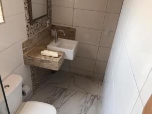 Ett badrum på Flats Setiba - Travel