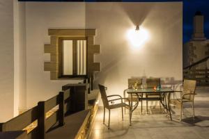 A seating area at Agarathos Deluxe Homes - Kaliviani -On the road to Balos