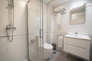 y baño con ducha, aseo y lavamanos. en Bracara Guest House "Campo das Hortas", en Braga