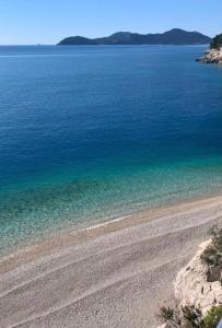 una vista aérea de una playa de agua azul en Villa Radulj, en Kozarica
