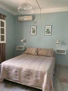 Un dormitorio con una cama grande en una habitación. en Continental Hotel, en Curuzú Cuatiá