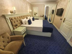 um quarto de hotel com uma cama e um sofá em La Casa Sahil em Baku