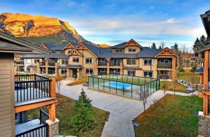 Pemandangan kolam renang di Copperstone Resort - Mountain View 2 Bedroom Condo atau berdekatan