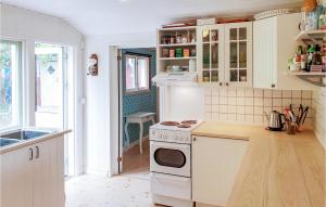 Amazing Home In rsta Havsbad With Kitchen tesisinde mutfak veya mini mutfak