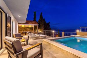 Bazén v ubytování Villa Perla Blu with 4 bedrooms, heated pool, jacuzzi, 50m from beach nebo v jeho okolí